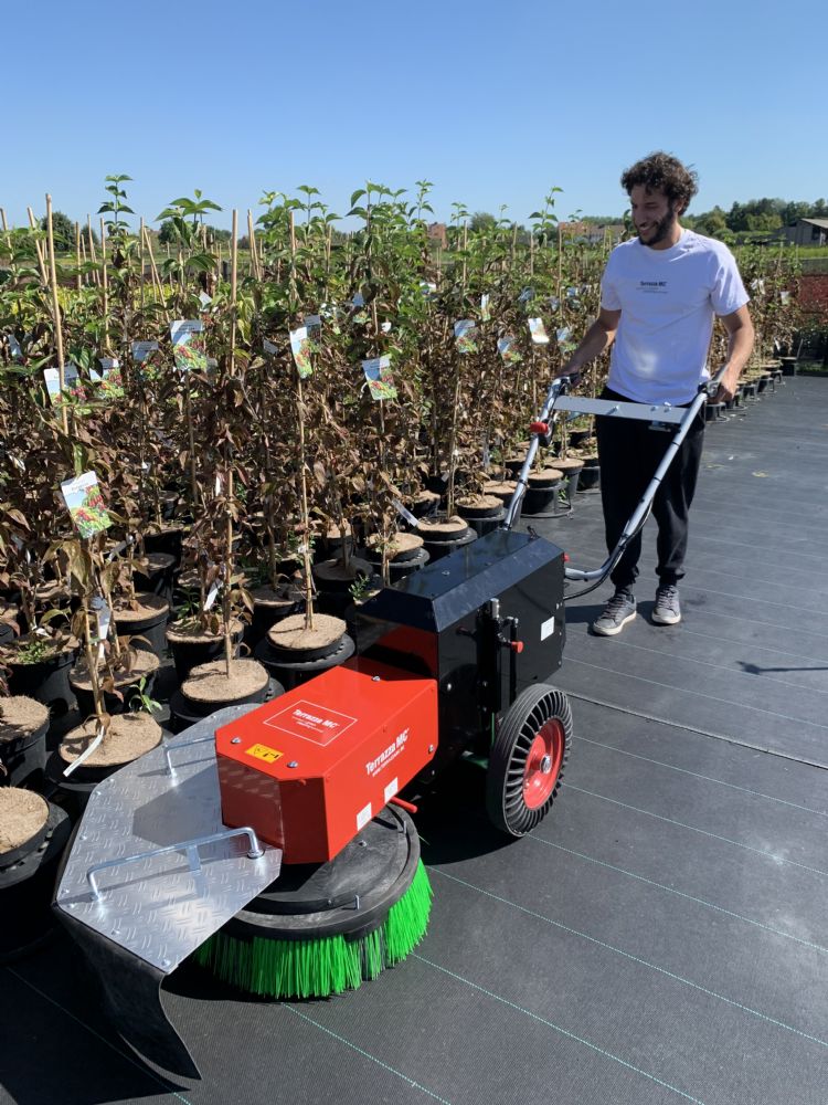 De E-Geotex PRO wordt aangedreven door oplaadbare accu's en werkt stiller dan het standaardmodel met benzinemotor