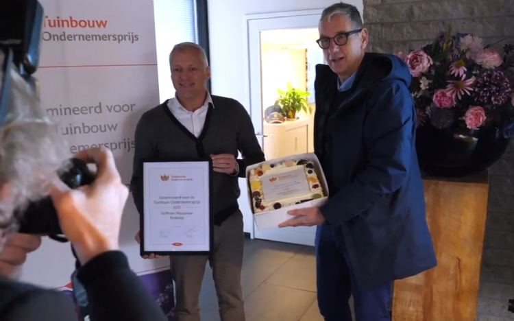 Stefan Verbunt (l.) en Michiel van Ginkel bij het bekendmaken van de nominatie. Foto: beeld uit video van Stichting Tuinbouw Ondernemersprijs 