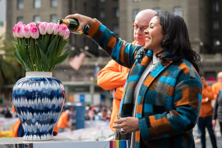 Major London N. Breed van San Francisco doopt haar eigen tulp, naast haar Henk Westerhof