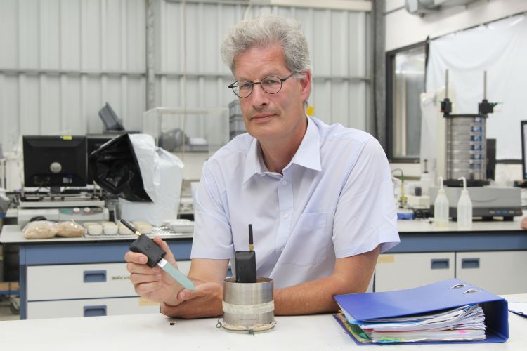 Nieuwe, circulaire substraten vereisen een actievere teeltsturing op basis van betrouwbare data. Hans Verhagen (RHP) wijst in dit verband op het belang van frequenter meten, onder andere in de wortelomgeving.