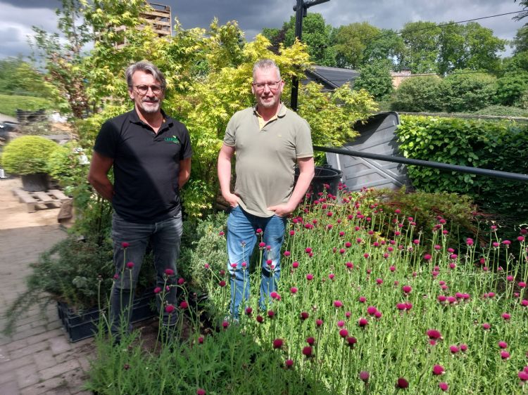 Adrie Jansen (l.) en Henk Huijsman van Laxsjon Plants: 'De Britse markt is zo groot; met de eigen productie kunnen ze die nooit bijbenen.'