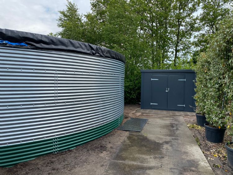 In een gesloten systeem wordt het water opgevangen en opgeslagen in een silo