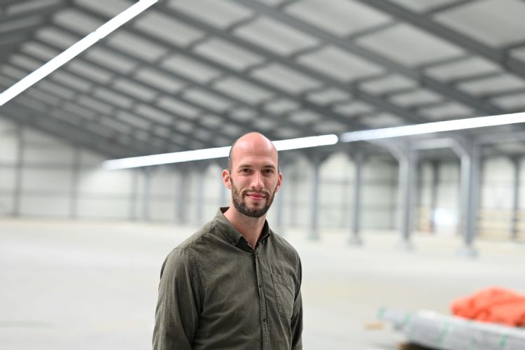 Albert de Vries poseert in de nieuwe loods, die zo groot is als een voetbalveld.