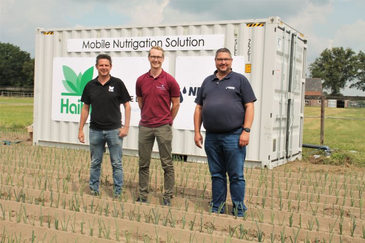 Van links naar rechts: Willem-Jan de Kort (Haifa), Hessel Luiten (Kemeling Kunststoffen), André van Sprengen (Netafim) met op de achtergrond de mobiele voedingsunit