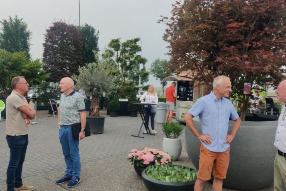 Franse (links) en Britse (rechts) bezoekers melden zich al vroeg om het internationale karakter van de beurs te onderstrepen.
