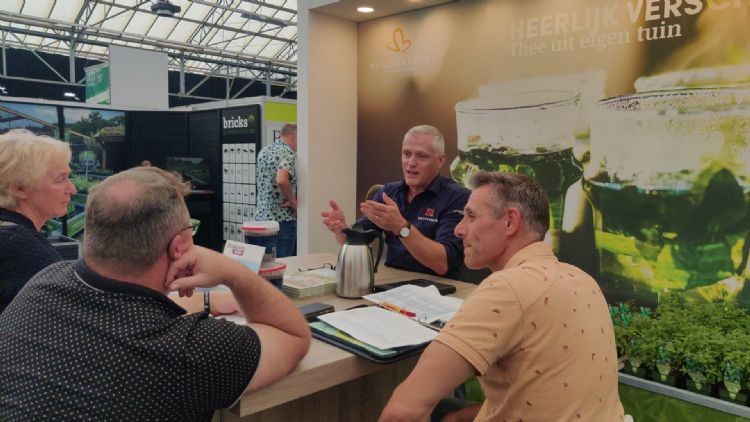 Stefan Verbunt van Hello garden by Griffioen is zoals altijd razend enthousiast in gesprek met bezoekers