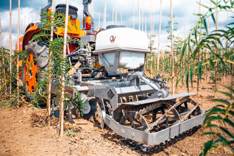 Weed Profischoffelmachine met rijenspuit
