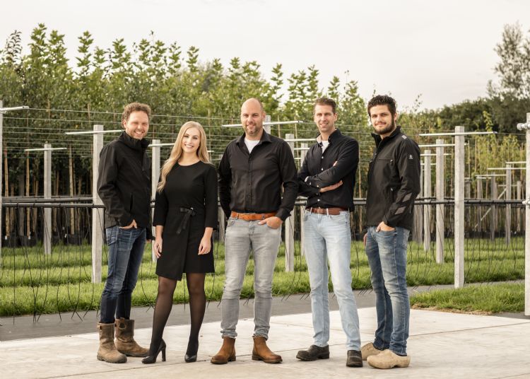 Melwin van Laar, in het midden, met de teamleiders van MVL