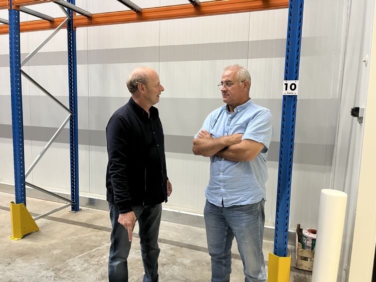  André ’t Lam (l.) en Eric Mulders in het koelhuis 