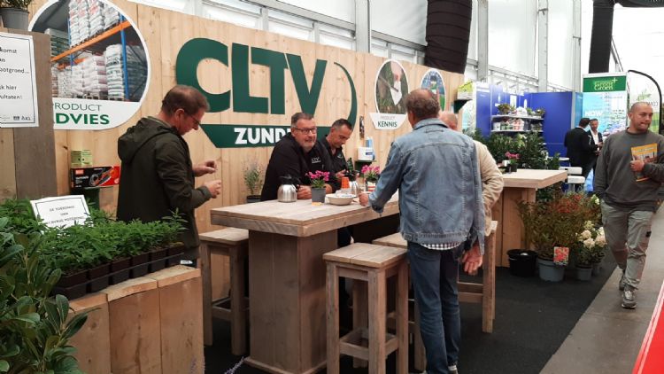 Een goede start: drukte in de stand van CLTV, Marco te midden van klanten