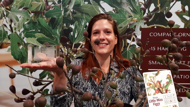 Kim van Rijssen van Plantipp toont met gepaste trots de gouden Little Miss Figgy, die bovendien de Green Grand Prix in de wacht sleepte.