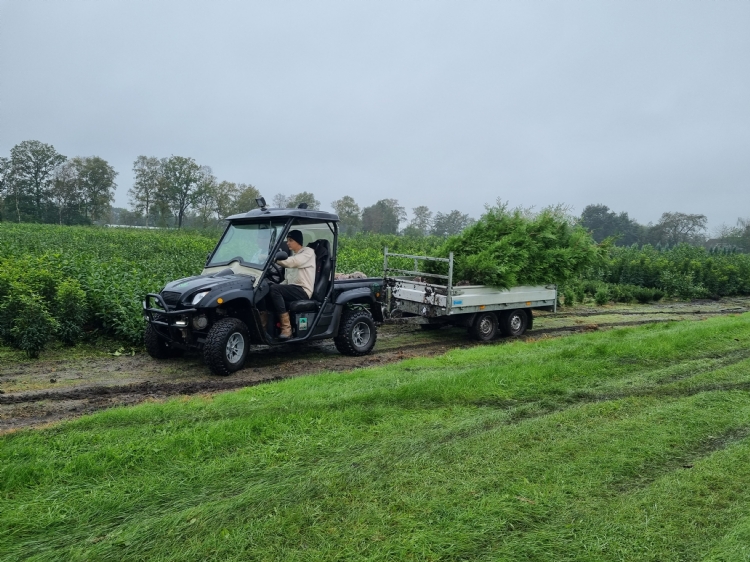 De Leffert FM90 4wd in actie met aanhangwagen bij Bosma boomwekerij-groencentrum