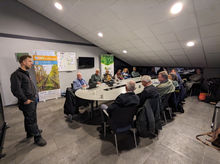 Herco van de Berg geeft een presentatie aan docenten van boomkwekerijopleidingen