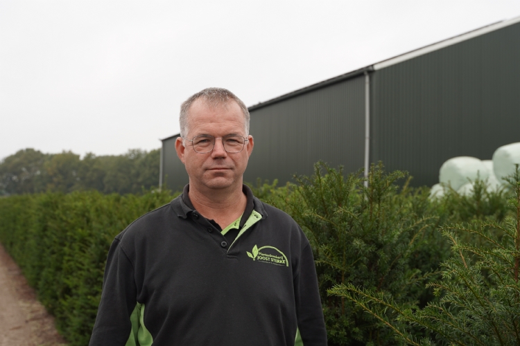Joost Sterke: Vanaf half oktober komt de levering van plantgoed op gang. Dagelijks worden er zo'n 10 wagens verladen. In het hoogseizoen - van maart t/m mei - zijn dat 25 wagens per dag.