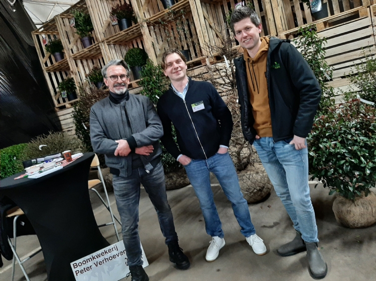 Adrie Jansen (l.) Evert Jansen (r.) van Laxsjon Plants bezoeken de stand van Ries Verhoeven van kwekerij Peter Verhoeven 