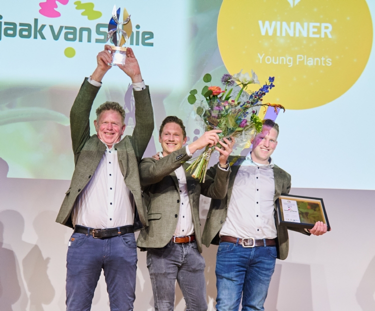 Sjaak van Schie, Mike van Schie en Roel van Schie (vlnr) nemen de prijs in ontvangst
