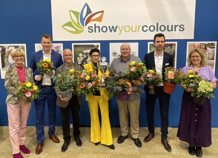 Prijswinnaar Rosa Eskelund van Roses Forever ApS (met bokaal), links Eva Kähler-Theuerkauf van IPM Essen, verder enkele andere deelnemers (foto: BIZZ Holland)