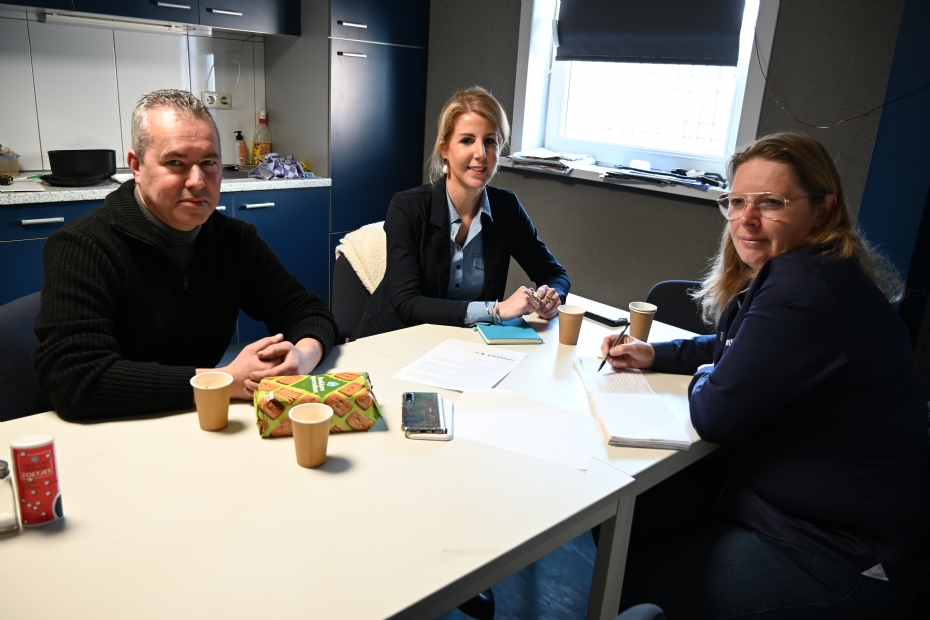 Aan de keukentafel bij De Bruin Mechanisatie. Silvan Leenaerts (links) met Caroline van den Hoek (rechts) en Marijn Keizers van Syngenta