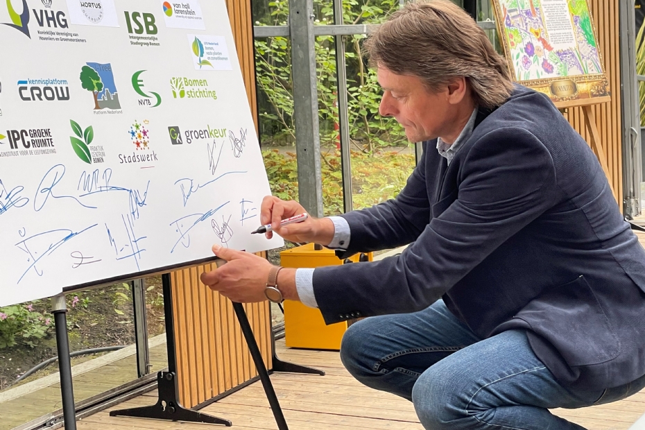 John Raggers van Van Hall Larenstein zet zijn handtekening als bewijs van deelname