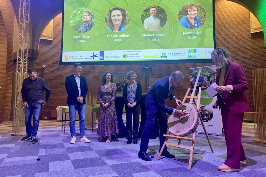 Ondertekening van de samenwerking door Sylvo Thijsen, Staatsbosbeheer