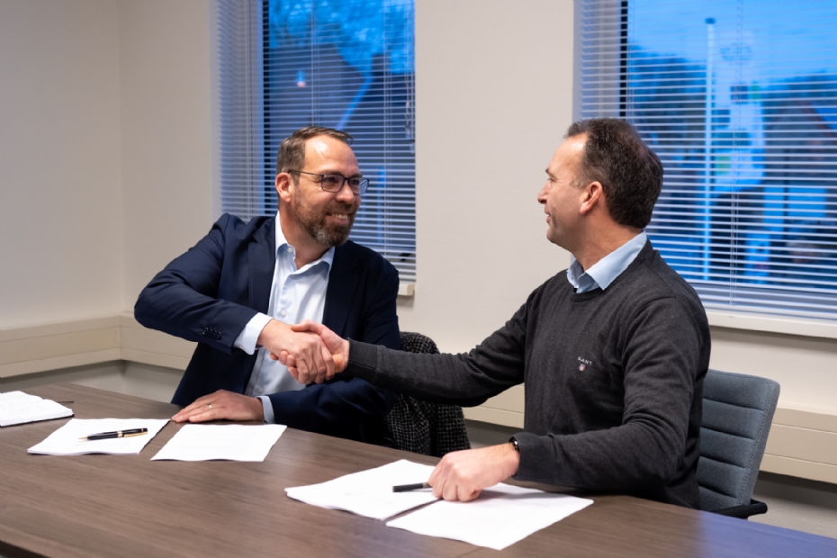 Officiële overdracht tussen Vos Capelle en Stolze Installatietechniek. Hendrik Jan Brandenberg, Managing Director van Stolze en Ron Vos, algemeen directeur van Vos Capelle.