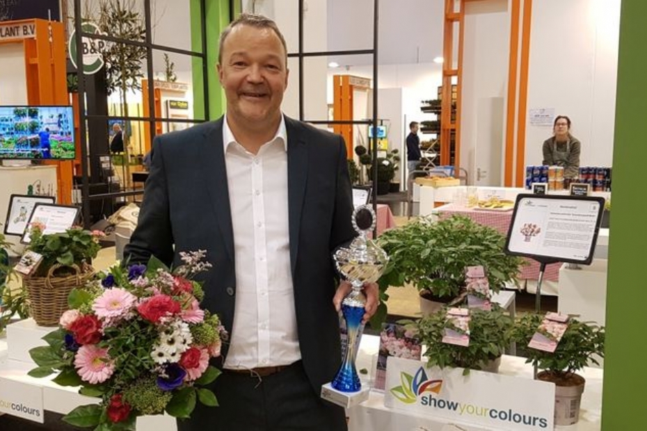 Sebastiaan Heinje neemt de prijs in ontvangst