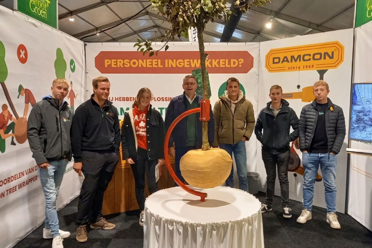 Gespot op IPM, een nieuwe automatische kluitenpakmachine: de Damcon ...