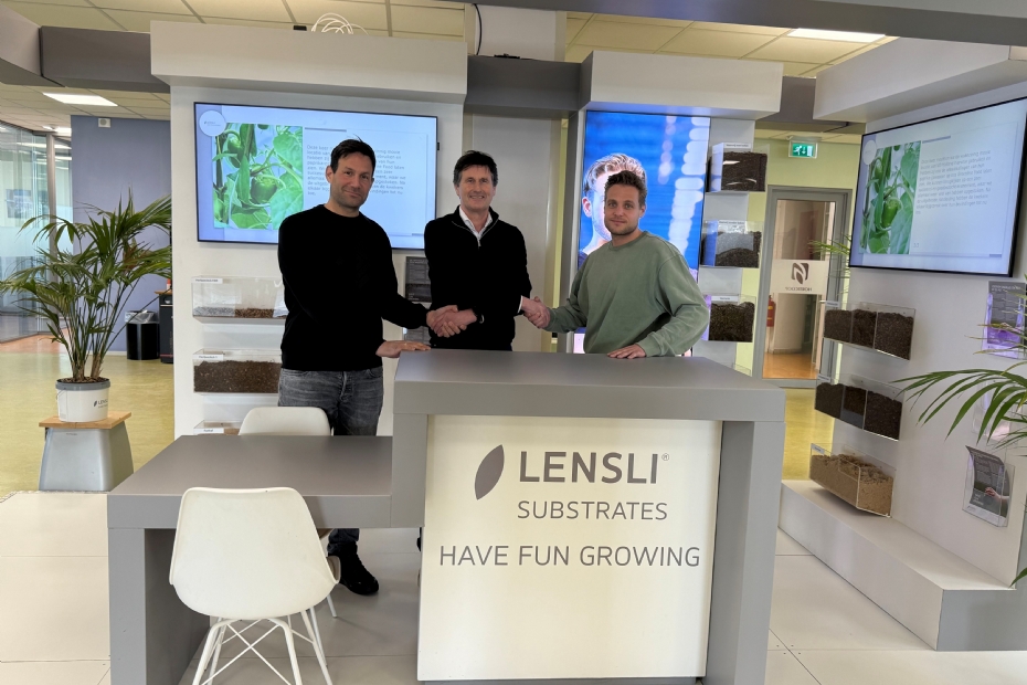 V.l.n.r. Toine Schipper, Ted Vollebregt en Frank Meeuwisse bij Lensli Substrates in Bleiswijk