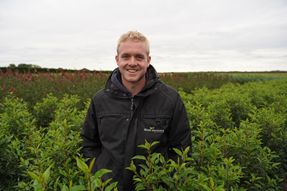 Niek Jonkers (23) heeft een boomkwekerijbedrijf in Broekhuizenvorst. Op ca. 16 hectare teelt hij voornamelijk haagplanten (o.a. laurier, taxus, conifeer en hulst) en sierheesters (o.a. kornoelje, sering, magnolia en hortensia)