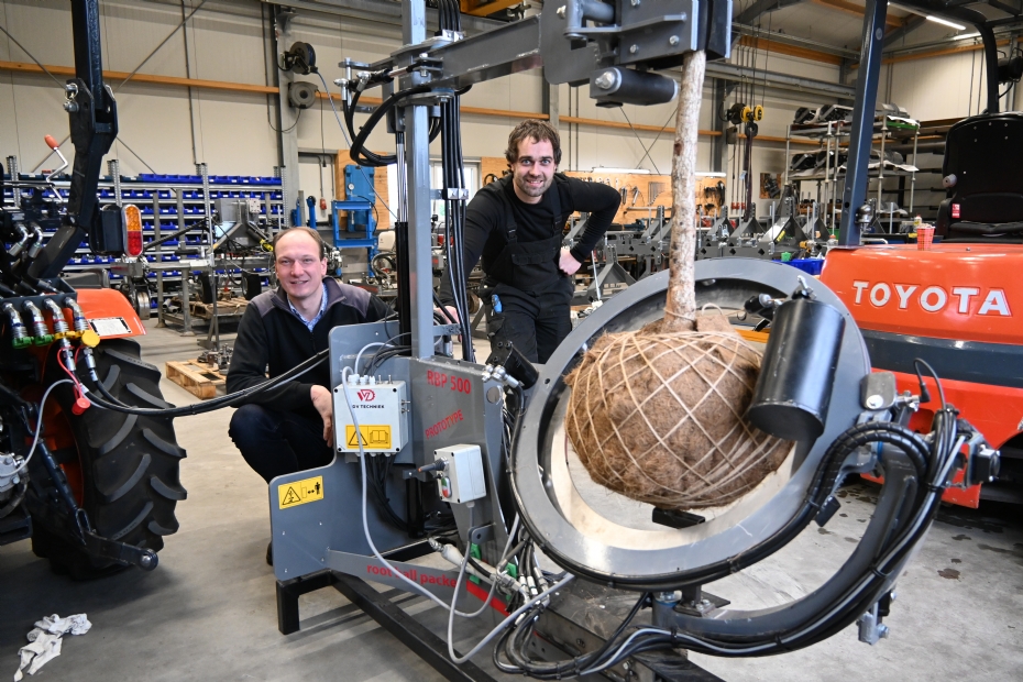 Otto de Vree (l) en Lammert Verwoerd met de Root Ball Packer