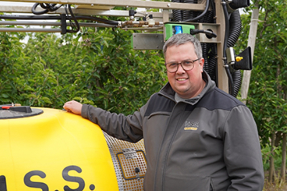 Hendrik Hol is directeur/eigenaar van Hol Spraying Systems in Geldermalsen. Het bedrijf is gespecialiseerd in de bouw van boomgaardspuiten. Jaarlijks maakt het bedrijf zo'n 50 machines, met name ��nrijers. Het merendeel is bestemd voor export