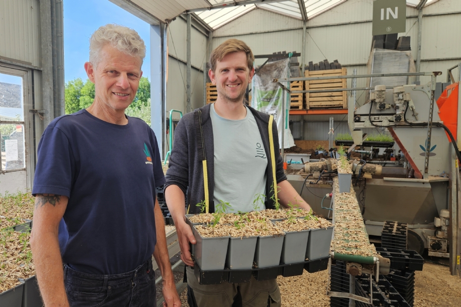 Martin Vermeer (l) en Arne Driessen voor de oppotmachine
