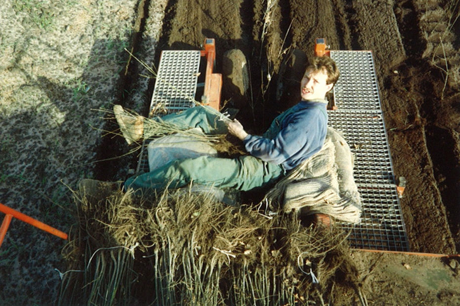 Een jonge Ted op de plantmachine, rond 1995